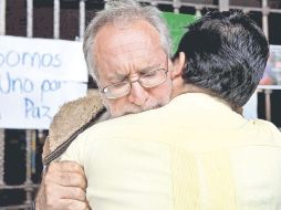 Un hombre se solidariza con Javier Sicilia, quien se plantó afuera del Palacio de Gobierno de Cuernavaca para exigir justicia. NTX  /