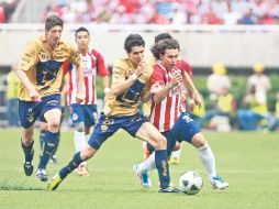 Omar Arellano (der.), de Chivas, trata de avanzar ante la marca del universitario David Cabrera. E. PACHECO  /