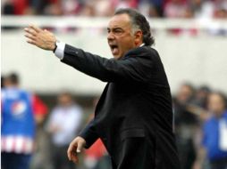 Guillermo Vázquez dando instrucciones a sus jugadores en el estadio Omnilife. AFP  /