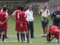 El estratega del Guadalajara conversa con sus jugadores en un entrenamiento. S. NUÑEZ  /