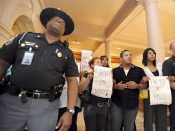 Un grupo de manifestantes se reúne afuera de la oficina del gobernador de Georgia, Nathan Deal, en el Capitolio de Atlanta. EFE  /