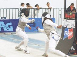 Una esgrimista de Jalisco compite en la final de Sable femenil ante una bajacaliforniana, dentro de la Olimpiada Nacional. ESPECIAL  /