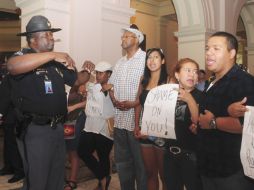 Inconformes se manifiestan afuera de la oficina del gobernador de Georgia, Nathan Deal, en el Capitolio de Atlanta. AP  /