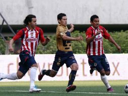 Imagen del partido anterior entre Chivas y Pumas; se espera que mañana haya una gran seguridad en el juego de 'vuelta'. MEXSPORT  /