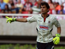 El arquero de Chivas, Luis Michel, durante el partido de 'ida' ante Pumas. MEXSPORT  /