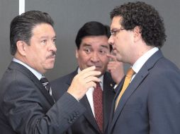 Los líderes perredistas Carlos Navarrete y Armando Ríos Piter conversan en la nueva sede del Senado. EL UNIVERSAL  /