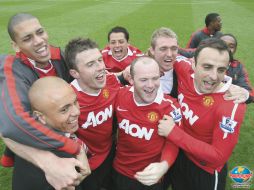 Javier Hernández (centro, atrás) festeja con sus compañeros el nuevo título de Liga del Manchester United. GETTY IMAGES SPORT  /