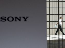 Un hombre se ve detrás de un logo de Sony en su sede de Tokio. REUTERS  /