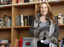 La actriz posa para los medios antes de recibir la medalla del caballero de la Orden de las Artes y las Letras. EFE  /