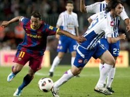 El centrocampista del Barcelona, Jeffren Suárez (i) conduce el balón ante el defensa argentino del Deportivo, Diego Colotto. EFE  /