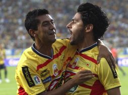 Elías Hernández y Rafael Márquez celebran una de las dos anotaciones dle segudno en el partido. REUTERS  /
