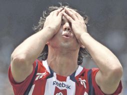 Omar Arellano se lleva las manos al rostro, tras fallar una ocasión de gol. AP  /