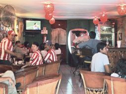 Aficionados observan el juego Pumas vs. Chivas en un bar de la ciudad. E. BARRERA  /