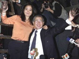 Imagen que muestra al ex presidente Fujimori y su hija Keiko saludando a los medios de comunicación durante un acto público. AFP  /