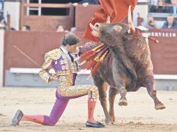 Arturo Saldívar inició de rodillas en el centro mismo del platillo citando de largo y con aguante jugándosela de verdad. EFE  /