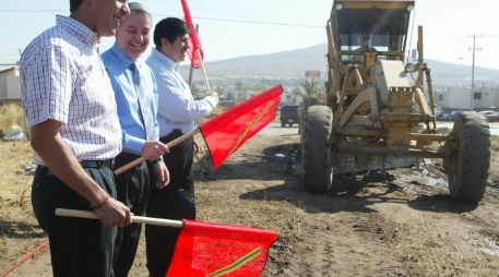 Miguel Castro, Emilio González y Sergio Carmona, en el banderazo de la obra. A. HINOJOSA  /