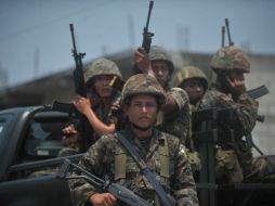 Militares guatemaltecos llegan a la ciudad de Santa Elena, en Petén, para reforzar la vigilancia. AFP  /