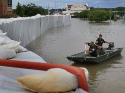 Oficiales patrullan en una zona inundada por el río Mississippi en Lousiana. AFP  /