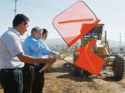 El alcalde de Tlaquepaque,  el gobernador del Estado y el secretario de la Sedeur, dieron el banderazo a las obras. A. HINOJOSA  /