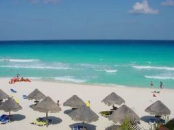 Para los turistas estadounidenses sale más caro venir a México que vacacionar en su propio país. ARCHIVO  /