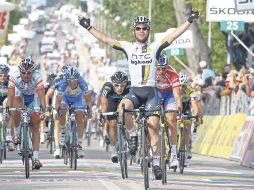 El ciclista británico Mark Cavendish celebra su primera etapa conquistada este año en el Giro de Italia. AFP  /