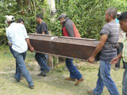 Durante la víspera, pobladores de Petén realizaron la sepultura de algunas víctimas. EFE  /