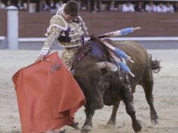 El diestro José María Manzanares en la faena de muleta a su segundo toro. EFE  /