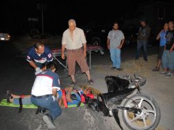 Paramédicos de la Cruz Roja atienden al motociclista después del choque O. RUVALCABA  /