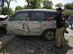 Oficial pakistaní protege la escena del crimen. REUTERS  /