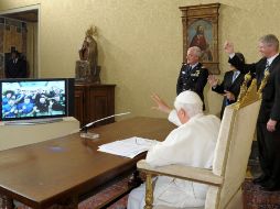 Se muestra el Papa mientras platicaba con los tripulantes de la nave espacial. EFE  /