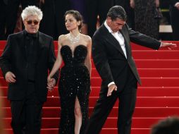 En la imagen se observa al director junto a los protagonsitas del filme. REUTERS  /