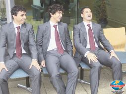 ''Chicharito'' (der.) y Fabio bromean, ayer durante la toma de la foto para la Champions. GETTY IMAGES SPORT  /