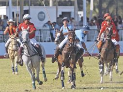 El equipo de Flosol Motors (de azul) dejó en el camino a Nextel (rojo). S. NÚÑEZ  /