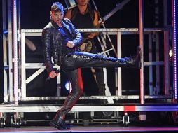 El cantante mantuvo a su público de pie y bailando. ARCHIVO  /