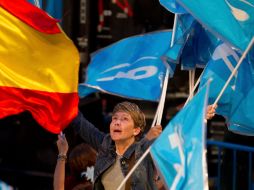 Seguidores del Partido Popular celebran afuera de las oficinas centrales del instituto político en Madrid. AP  /