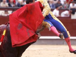 Garibay se enfrentó con valor al descastado rival, que le propinó tremenda cornada en la cara lateral del muslo derecho. EFE  /