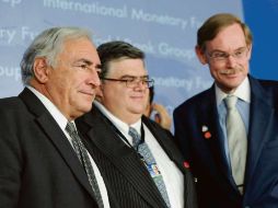 De izquierda a derecha: el ahora ex director del FMI, Dominique Strauss-Kahn; el gobernador del Banco de México, Agustin Carstens. NTX  /