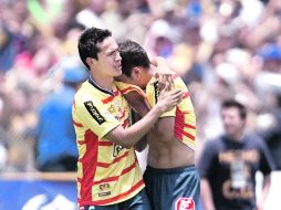 Ismael Pineda consuela a Adrián Aldrete tras haber perdido la final ante los Pumas. EFE  /