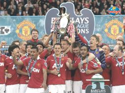 Jugadores del Manchester, ''Chicharito'' (centro) incluido, bailan y cantan festejando el título. REUTERS  /