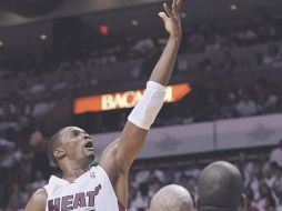 Chris Bosh (1) jugó ayer su mejor partido en esta pretemporada, al anotarle 34 puntos a Chicago. EFE  /