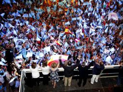Los simpatizantes populares, junto a los dirigentes en el balcón, celebran la victoria en la sede del PP en Madrid. EFE  /