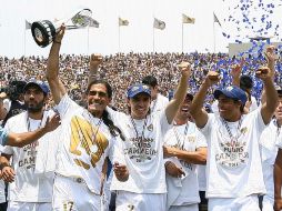 Francisco Palencia sostiene el trofeo del torneo y celebra el campeonato junto a sus compañeros. MEXSPORT  /