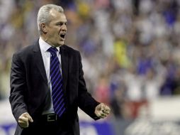 Javier Aguirre festejando las anotaciones de sus jugadores con las que permanecen en la Primera División. EFE  /
