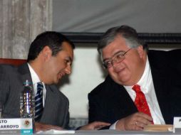 El secretario de Hacienda y Crédito Público, Ernesto Cordero (izquierda), acompañó al gobernador del Banco de México, Carstens. ARCHIVO  /
