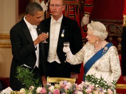 El presidente de EU, Barack Obama, brinda con la reina Isabel II. AP  /