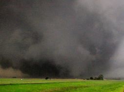 Un tornado atraviesa hoy la ciudad de Piedmont, en Oklahoma. AP  /