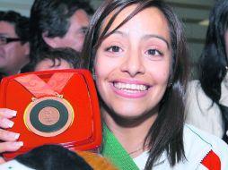 Tatiana Ortiz, muestra la medalla conseguida en Beijing 2008 al lado de Paola Espinosa. MEXSPORT  /