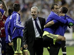 Javier Aguirre festejando con su equipo el haberse salvado del descenso. EFE  /