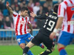 Sergio Agüero maneja el esférico en un partido con su todavía equipo. ARCHIVO  /