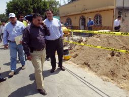 El director del Siapa, José Luis Hernández Amaya, y Héctor Vielma, hicieron un recorrido hoy por las casas afectadas. A. GARCÍA  /